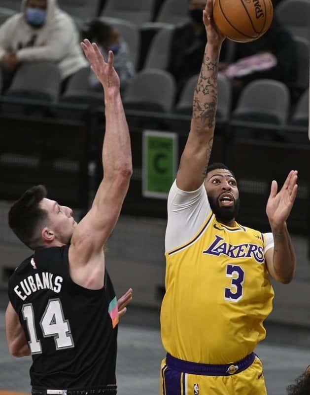 Lakers da la vuelta