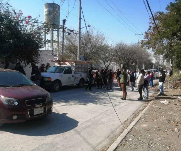 Bloquean y secuestran camioneta de la CFE por falta de luz