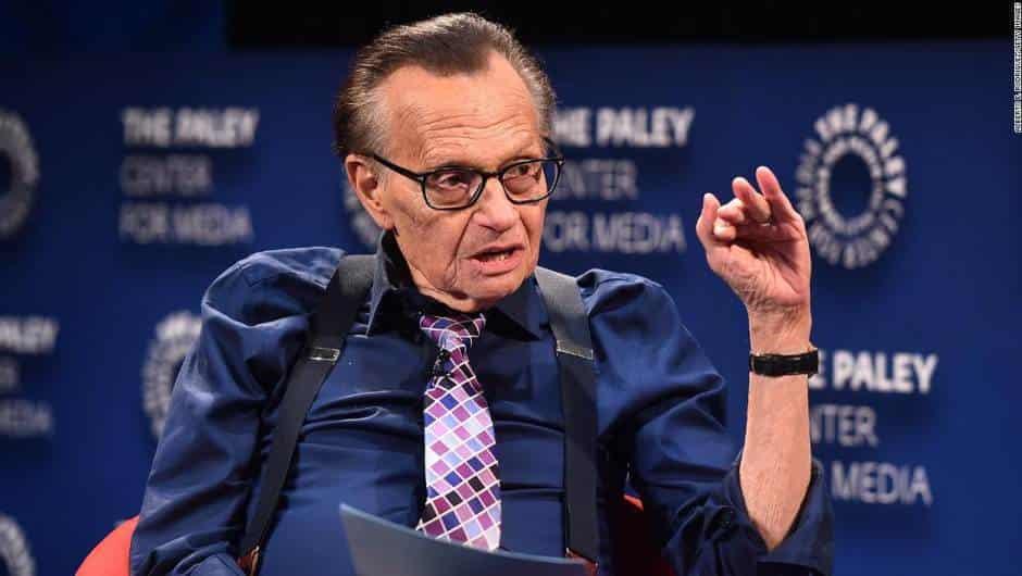 Larry King es hospitalizado por covid-19