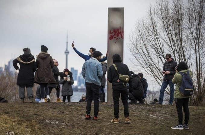 Monolito metálico aparece en Toronto en víspera de Año Nuevo Monolito metálico aparece en Toronto en víspera de Año Nuevo