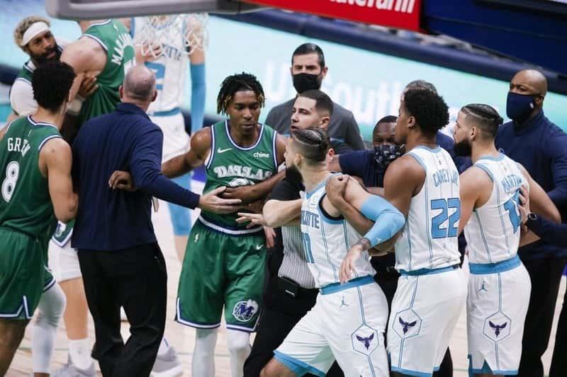 Multa NBA a jugadores tras riña Multa NBA a jugadores tras riña
