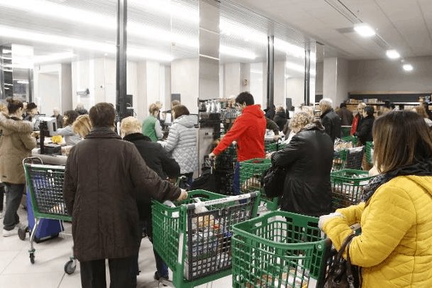 Aparecen aglomeraciones en supermercados y carnicerías Aparecen aglomeraciones en supermercados y carnicerías