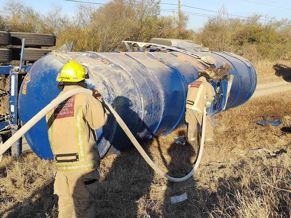 La pipa cargada con más de 35 mil litros de diesel, se desprendió del tráiler