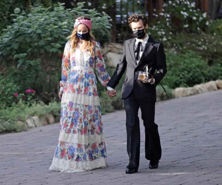 Harry Styles y Olivia Wilde aparecen de la mano