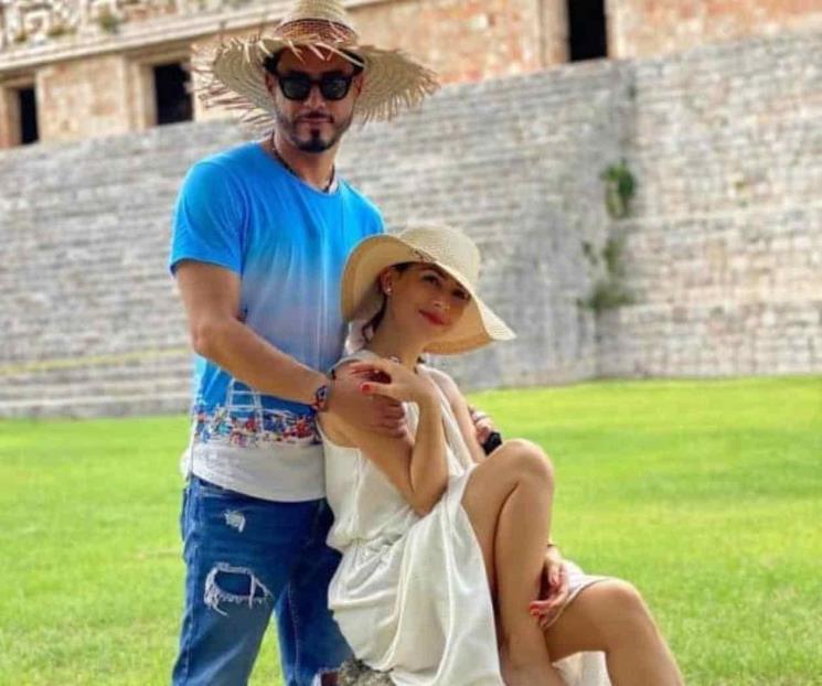 Claudia Lizaldi se compromete con Raúl Paz Claudia Lizaldi se compromete con Raúl Paz