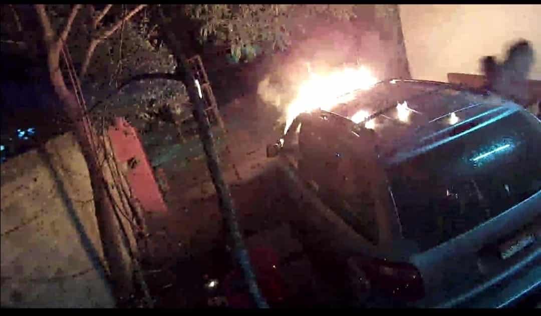 El delincuente fue captado en el momento en que arroja una bomba molotov a una camioneta