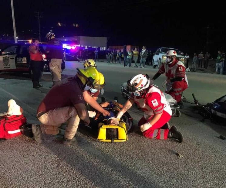 Mujer motociclista queda grave en choque Mujer motociclista queda grave en choque