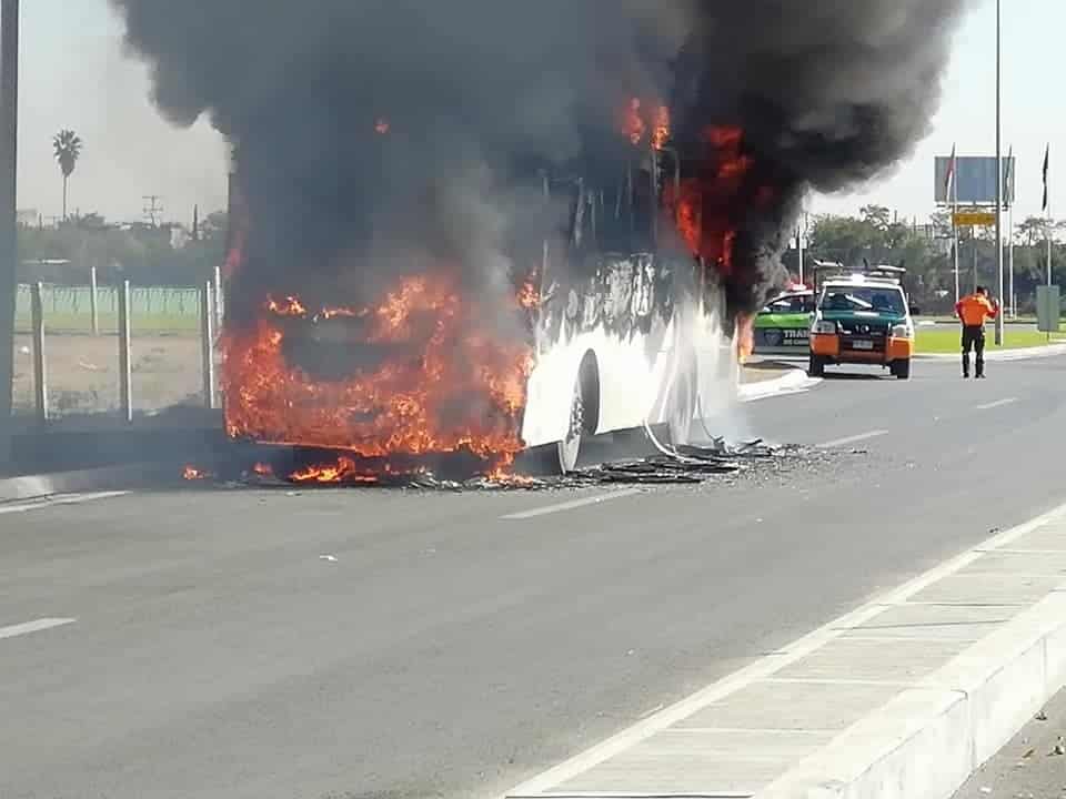 El incendio del camión de transporte de personal fue sofocado por Protección Civil y Bomberos