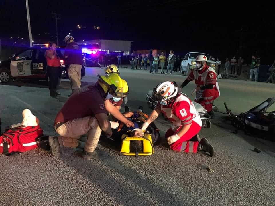 La motociclista terminó con lesiones de consideración, al ser impactada por una camioneta