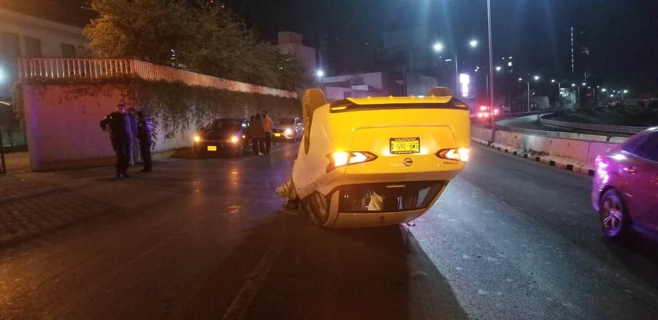 Termina mujer lesionada en volcadura