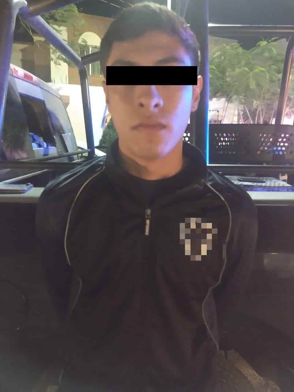 Llevaban tres bolsas con marihuana y seis envoltorios de plástico con cristal