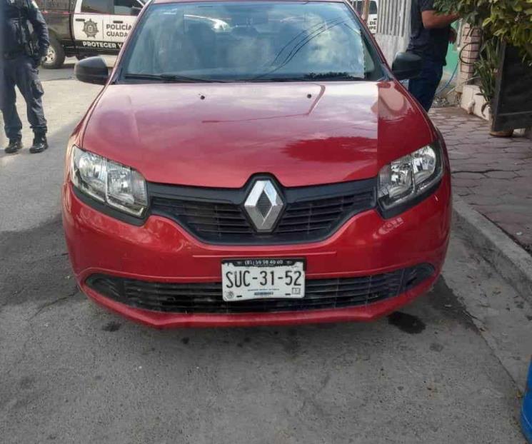 Roban auto y los detienen