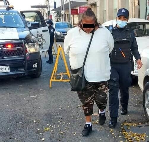 Arrestan a mujer y menor por robo en tienda en Centro de Mty Arrestan a mujer y menor por robo en tienda en Centro de Mty