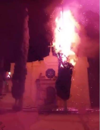 Jóvenes continúan quemando cohetes, ocasionando daños