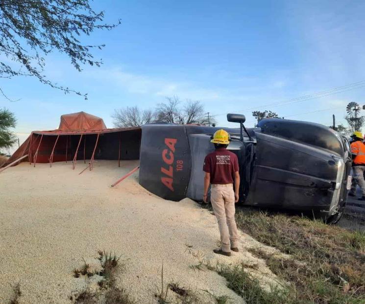 Vuelca tráiler cargado con sorgo Vuelca tráiler cargado con sorgo