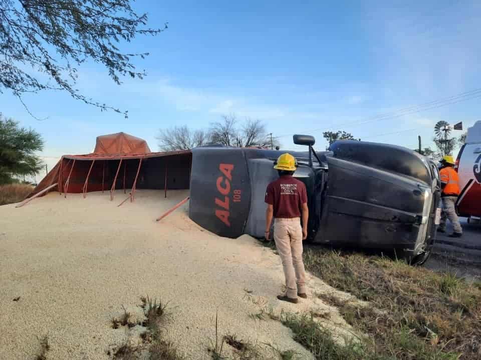 El tráiler iba cargado con más de 12 toneladas de sorgo