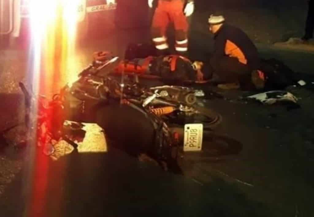 El choque entre una motocicleta y un automóvil dejó a una persona al borde de la muerte