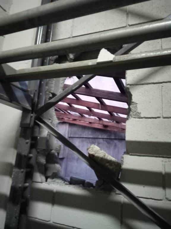 Sorprendieron a dos delincuentes, cuando realizaban un boquete en la pared de una bodega para entrar a robar