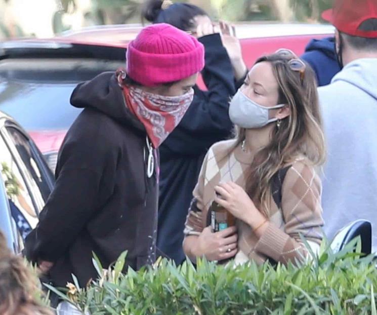 Captan a Harry Styles y Olivia Wilde de paseo en Montecito Captan a Harry Styles y Olivia Wilde de paseo en Montecito
