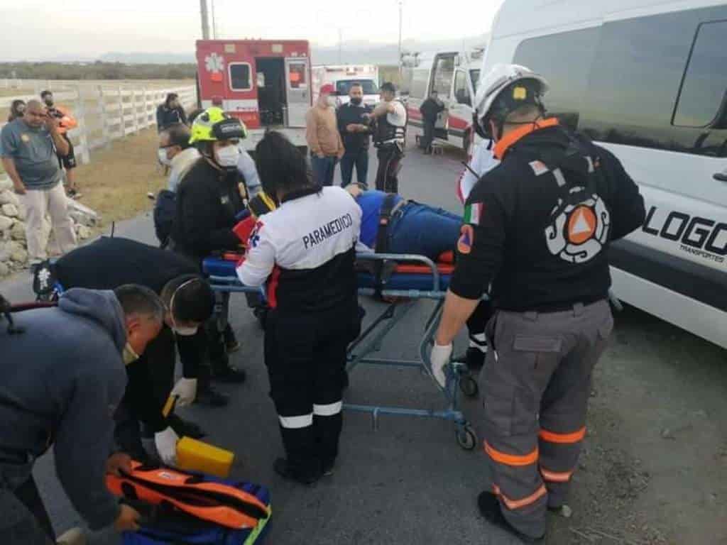 Al parecer el chofer de la camioneta tipo Van, se quedó dormido sobre el volante
