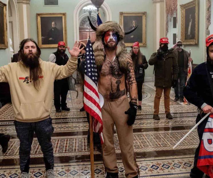 Detienen a Q-Shaman, hombre que irrumpió en el Capitolio Detienen a Q-Shaman, hombre que irrumpió en el Capitolio
