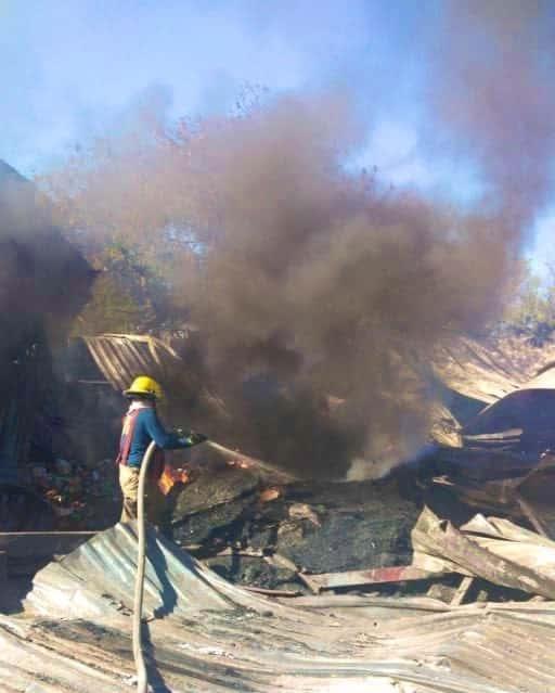 Se incendia casa abandonada en Escobedo Se incendia casa abandonada en Escobedo