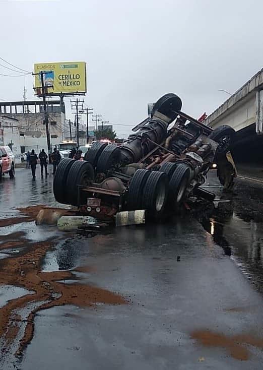 Se desploma tráiler en Av. Revolución