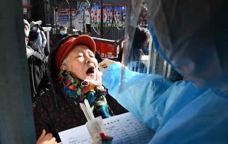 Casos diarios de coronavirus se duplican en China