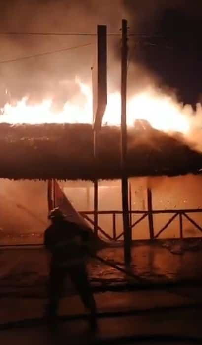 El restaurante de mariscos quedó totalmente destruido