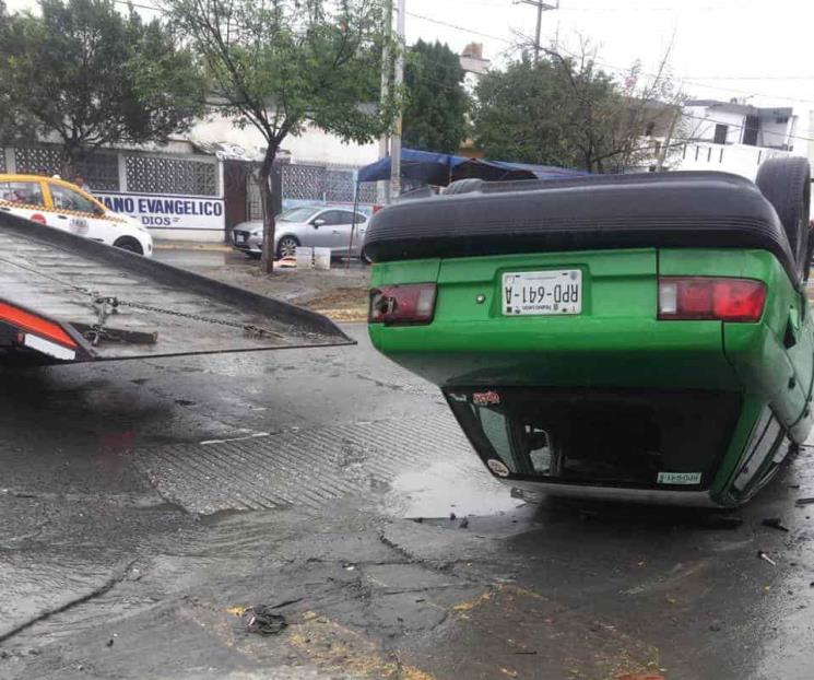 Vuelca su taxi tras persecución Vuelca su taxi tras persecución