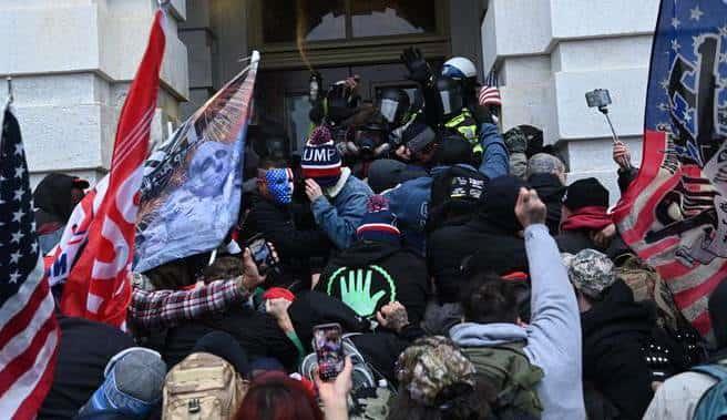 Nuevos videos dan cuenta de brutalidad durante irrupción Nuevos videos dan cuenta de brutalidad durante irrupción