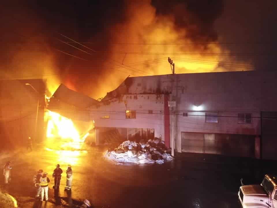 Tres bodegas en García terminaron totalmente destruidas al registrarse un magno-incendio