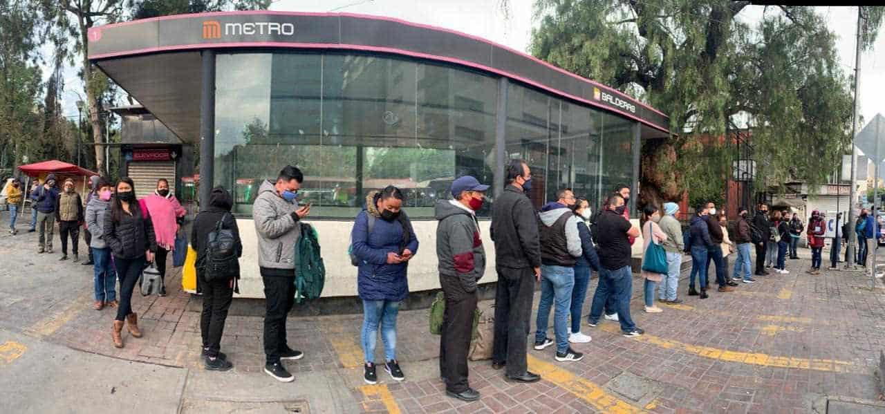 Pasajeros padecen frustración por falta de Metro Pasajeros padecen frustración por falta de Metro