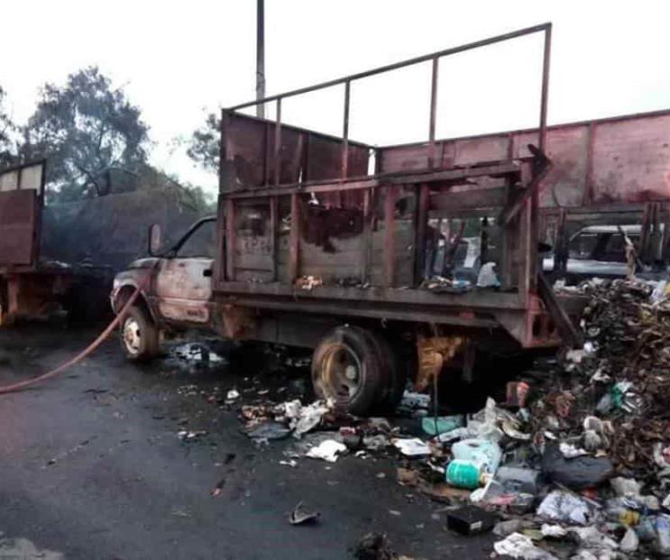 Acaba incendio con viviendas y vehículos Acaba incendio con viviendas y vehículos