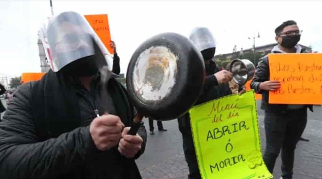 Restauranteros protestan con cacerolazo; piden reabrir Restauranteros protestan con cacerolazo; piden reabrir