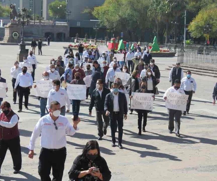 Reciben trabajadores de la educación pago de aguinaldo