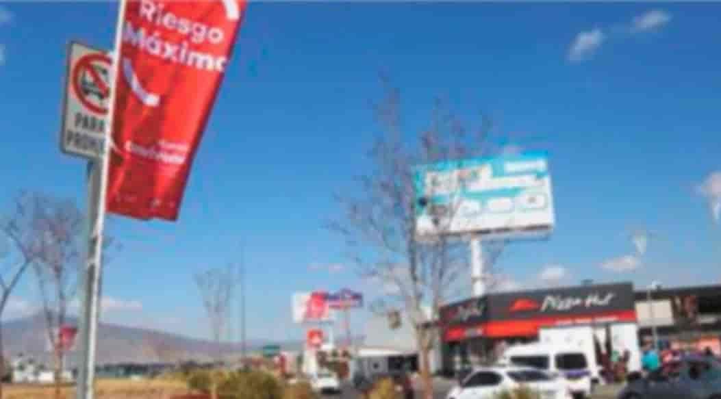 Instalan banderas rojas en Morelia por Covid Instalan banderas rojas en Morelia por Covid