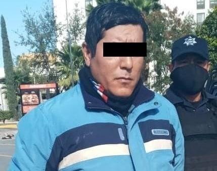 Detienen a hombre en motocicleta con reporte de robo
