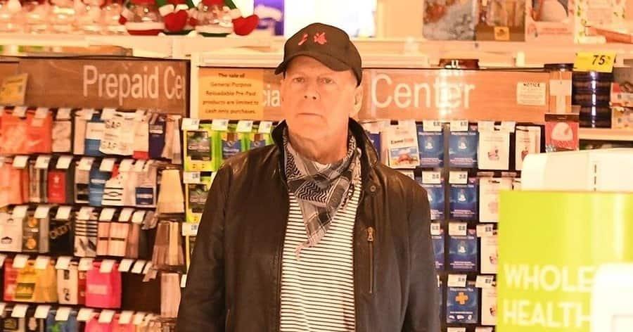 Sacan a Bruce Willis de farmacia por no usar cubrebocas