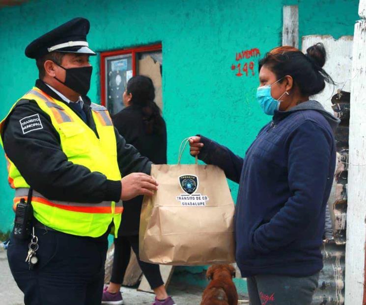 Agentes de tránsito de Guadalupe entregan cobertores Agentes de tránsito de Guadalupe entregan cobertores