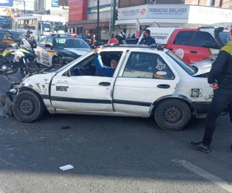 Choque entre auto y camión urbano deja 5 lesionados Choque entre auto y camión urbano deja 5 lesionados