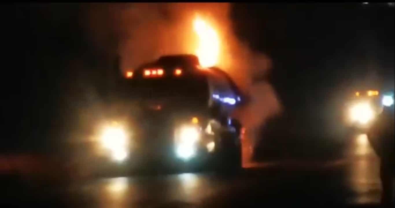 Se registró el incendio de un tráiler tipo pipa con doble remoque