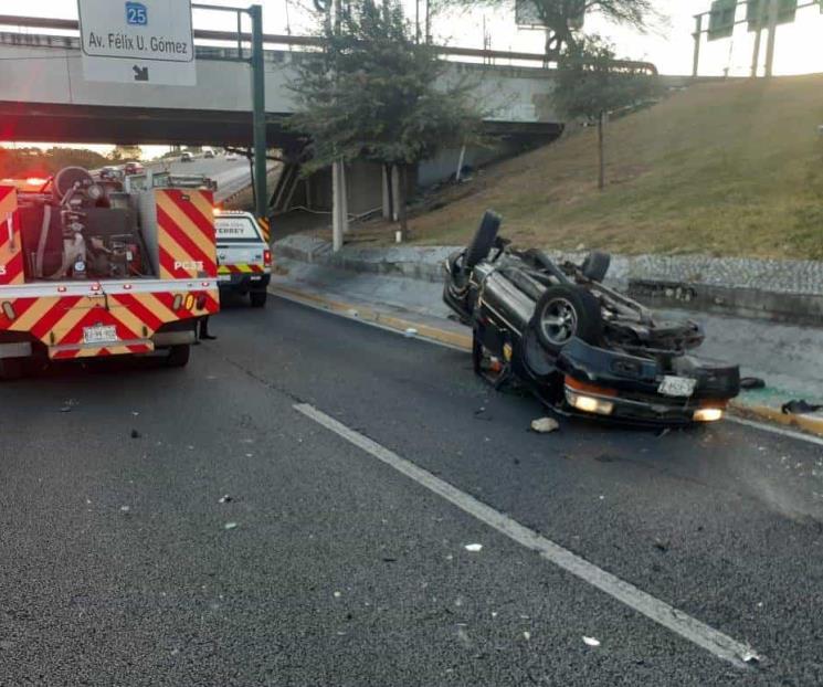 Volcadura deja 4 lesionados en Av. Morones Prieto Volcadura deja 4 lesionados en Av. Morones Prieto