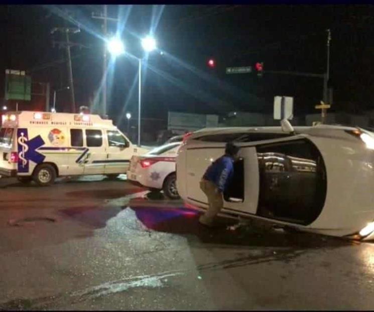 Vuelca su camioneta y se va Vuelca su camioneta y se va