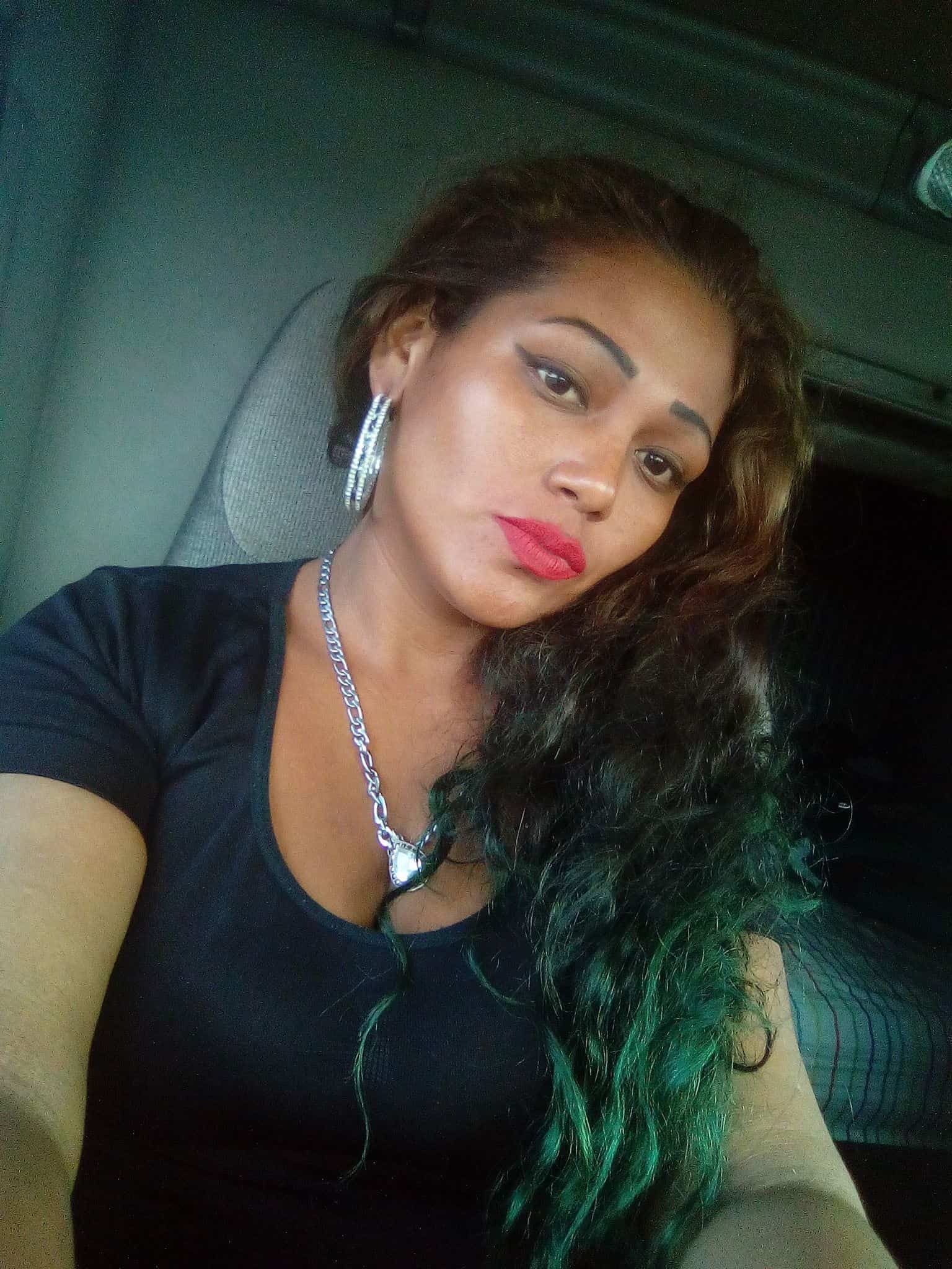 La mujer perdió la vida en forma instantánea, y su amigo resultó con lesiones graves, al ser embestida su motocicleta