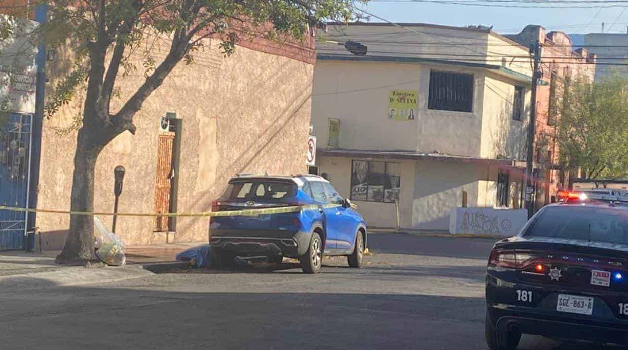 Se reportó la presencia de una persona sin vida junto a una camioneta