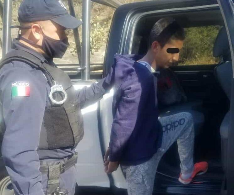 Detienen a delincuente que cristaleaba autos