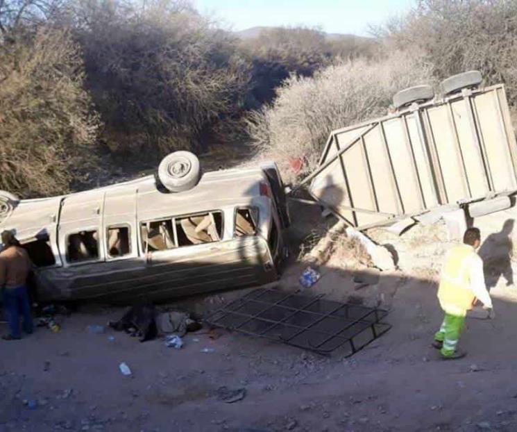 Deja volcadura a ocho “paisanos” heridos Deja volcadura a ocho “paisanos” heridos