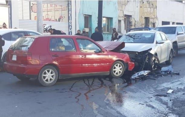 Circula en contra y causa choque, hay un herido