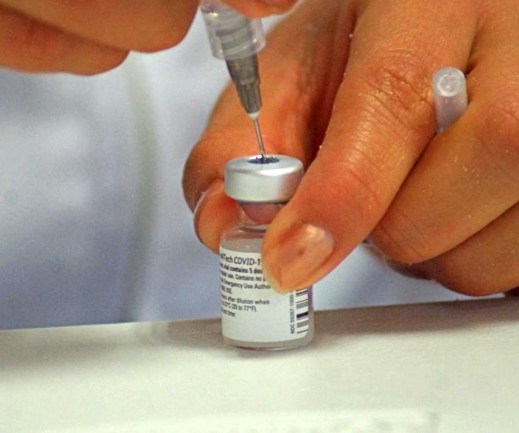 Exigen destituir a funcionarios que se vacunan contra Covid